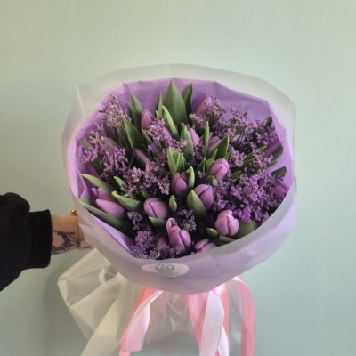 Bukiet lawendowych tulipanów z limonium.Kwiaciarnia Warszawa