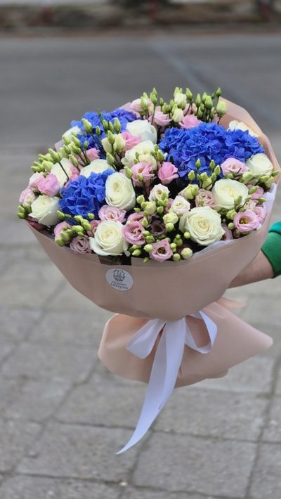 Bukiet z niebieskiej hortensji, białej róży i różowej eustomy.Poczta Kwiatowa Warszawa