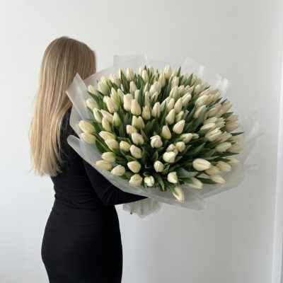 101 białych tulipanów w w papierzePoczta Kwiatowa Warszawa
