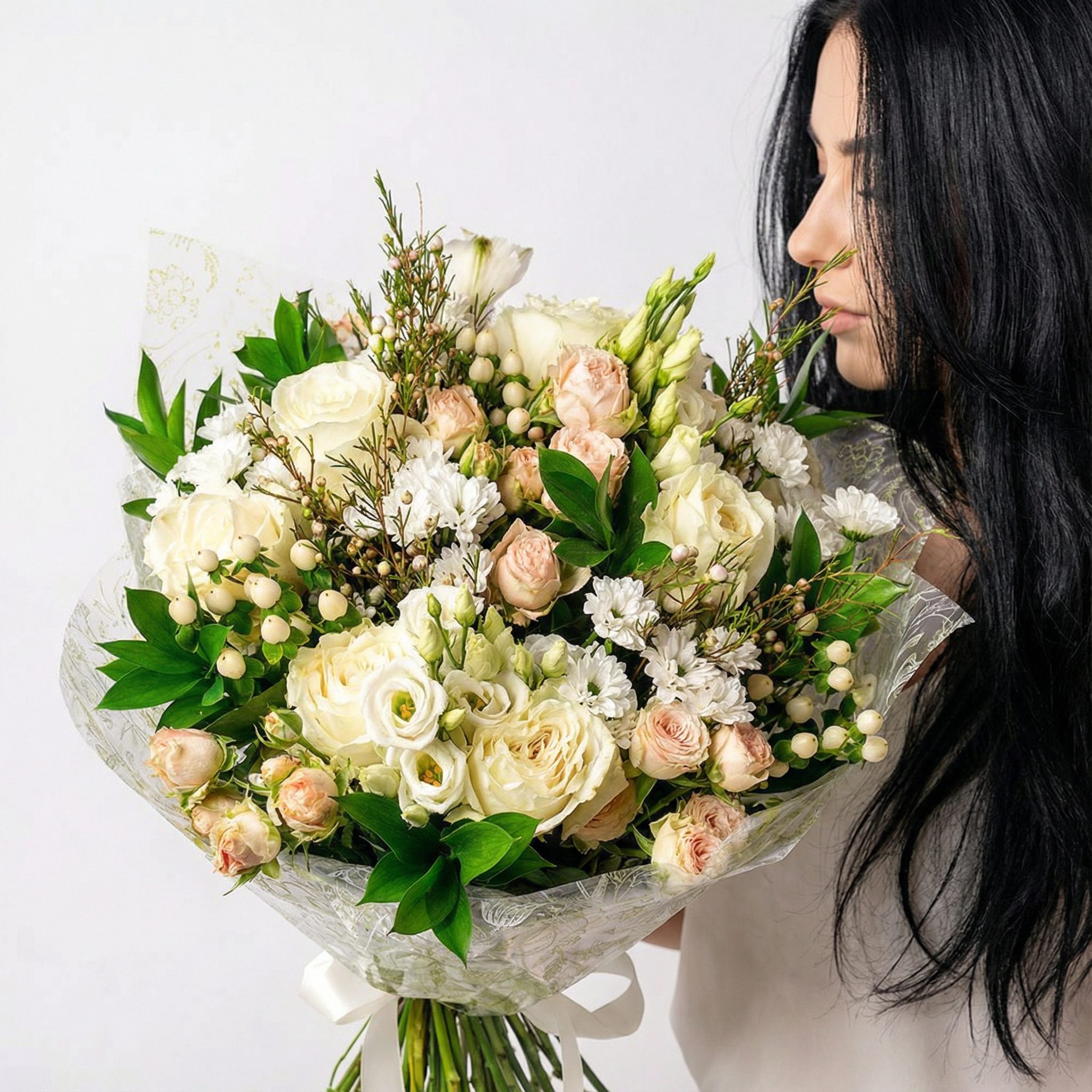 Bukiet "Biały" to elegancka propozycja z białych kwiatów.Kwiaciarnia Kwiatowe Królestwo Warszawa