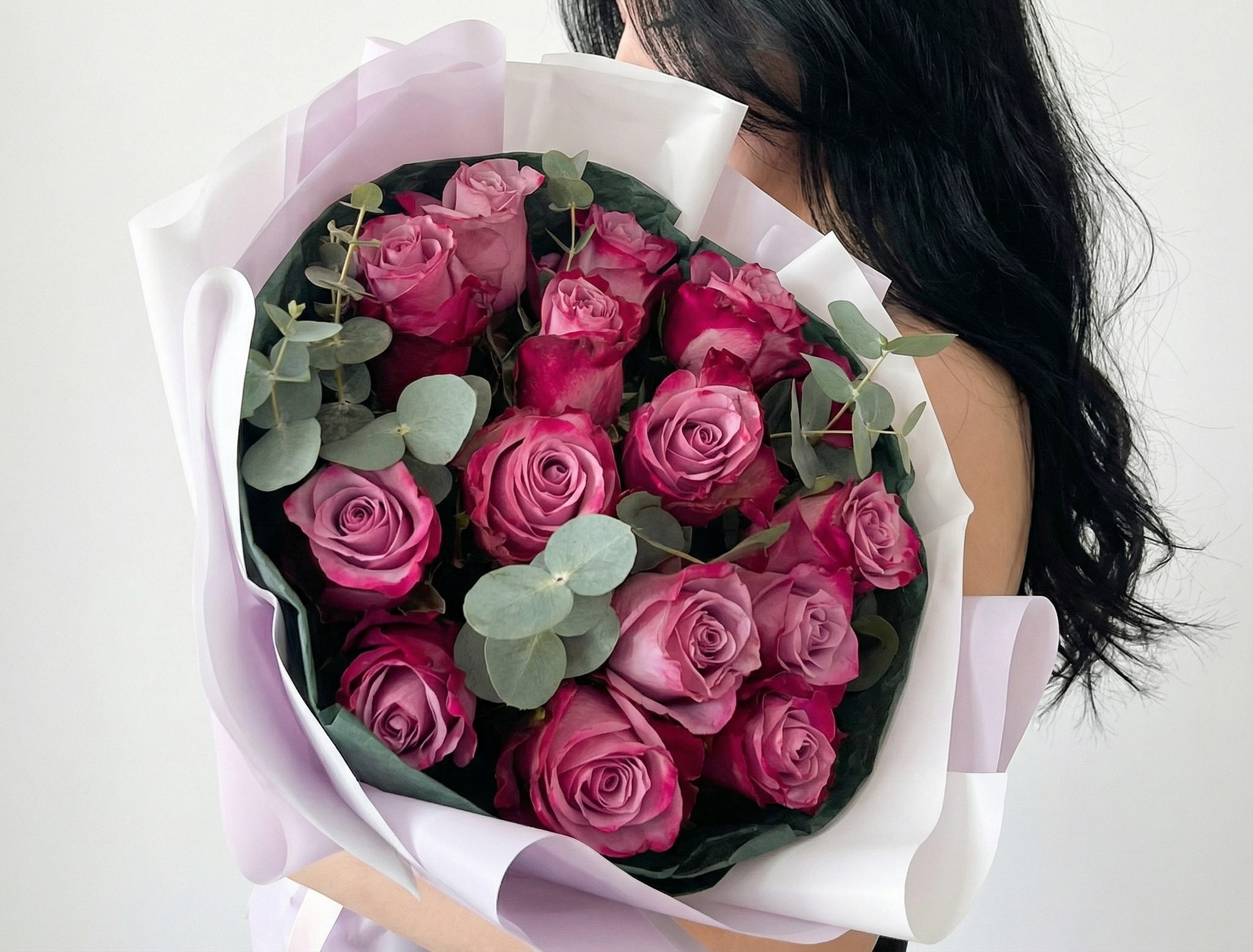 Bukiet "Fioletowy Pocałunek" składa się z fioletowych róż oraz eukaliptusa.Kwiaciarnia Kwiatowe Królestwo Warszawa