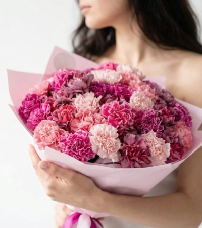 Bukiet "GoździkLove" to kompozycja z różowych, malinowych, fioletowych goździków.Poczta Kwiatowa Warszawa