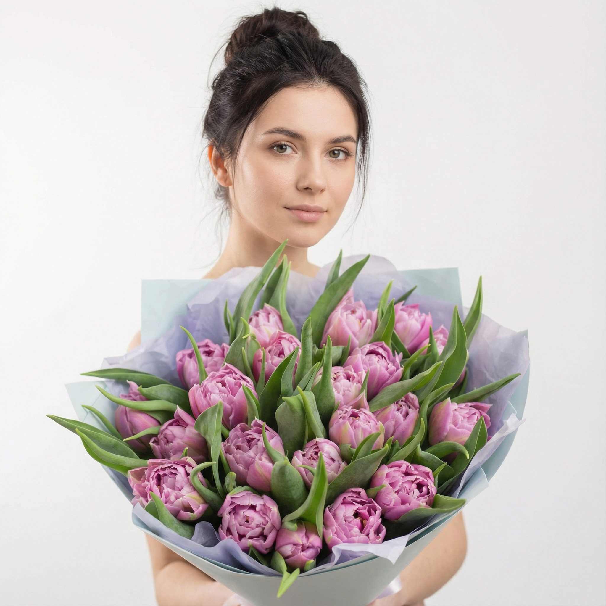 Bukiet fioletowych tulipanów w papierze.Kwiaciarnia Warszawa