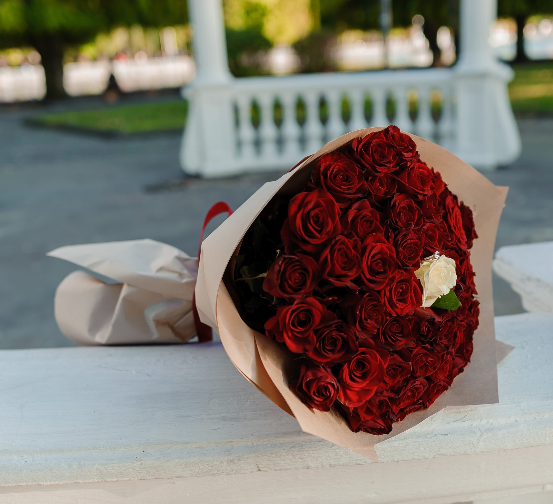 Bukiet Ta Jedyna to klasyczny bukiet czerwonych róż z jedną białą różą w środku.Kwiaciarnia Warszawa