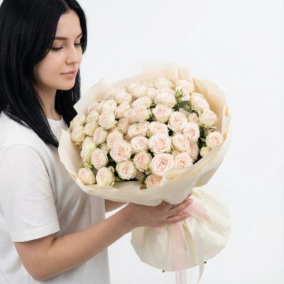 Bukiet kremowych róż gałązkowych w papierze.Poczta Kwiatowa Warszawa