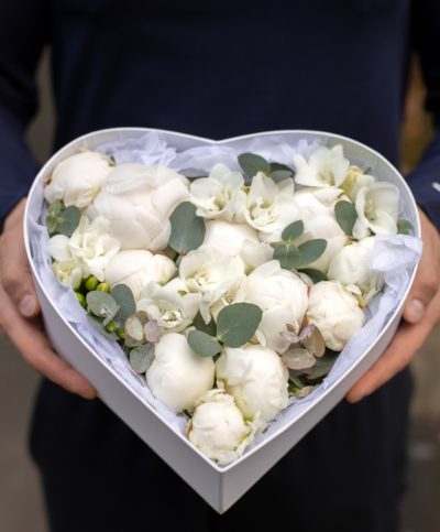 Flowerbox w kształcie serca z piwonii, frezji i eukaliptusa.Kwiaciarnia Warszawa