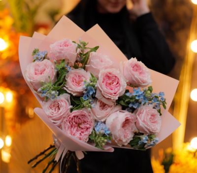 Bukiet pachnących róż Pink O'Hara z oxypetalum.Kwiaciarnia Warszawa