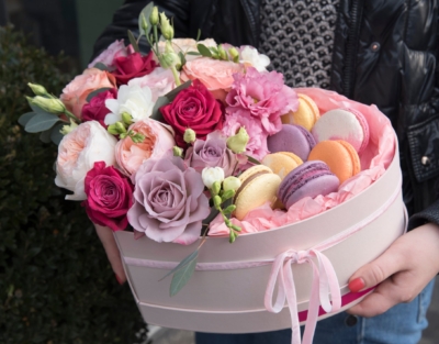 Flowerbox z kwiatów mieszanych z makaronikami.Poczta Kwiatowa Warszawa