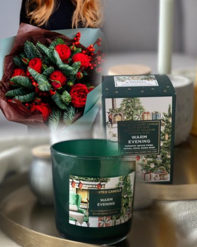 Zestaw świąteczny z czerwonym bukietem i zieloną świecą zapachową.Kwiaciarnia Warszawa