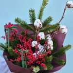 Bukiet świąteczny z czerwonymi jagodami, bawełną i gałązkami świerku.Kwiaciarnia Warszawa