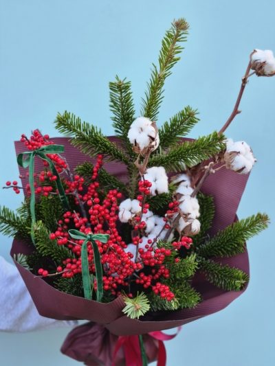 Bukiet świąteczny z czerwonymi jagodami, bawełną i gałązkami świerku.Kwiaciarnia Kwiatowe Królestwo Warszawa