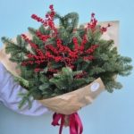 Świąteczny bukiet Magia Zimowego Lasu z czerwonym ileksem i jodłą.Kwiaciarnia Kwiatowe Królestwo Warszawa