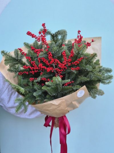 Świąteczny bukiet Magia Zimowego Lasu z czerwonym ileksem i jodłą.Poczta Kwiatowa Warszawa