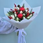 Bukiet świąteczny z białych tulipanów, szyszek, gałązek świerkowych i czerwonych ozdób.Kwiaty Warszawa