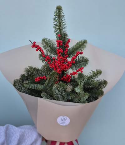 „Bukiet Królestwo Zimowych Jagód z jodłą i czerwonym ileksem.”Kwiaciarnia Kwiatowe Królestwo Warszawa
