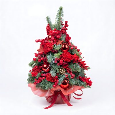 „Świąteczna dekoracja w formie choinki ozdobiona czerwonymi różami, bombkami i jagodami – produkt od kwiaciarni Kwiatowe Królestwo.”Poczta Kwiatowa Warszawa