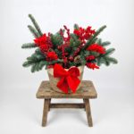 Kosz czerwonych kwiatów z jodłą Nobilis.Kwiaciarnia Kwiatowe Królestwo Warszawa