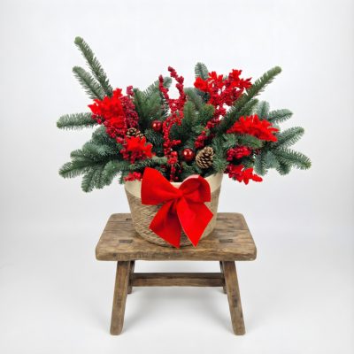 Kosz czerwonych kwiatów z jodłą Nobilis.Poczta Kwiatowa Warszawa