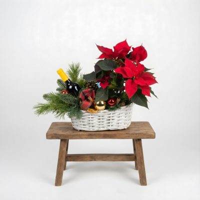 Kosz "Świąteczna Harmonia" to kompozycja z czerwonej gwiazdy i wina.Kwiaciarnia Kwiatowe Królestwo Warszawa