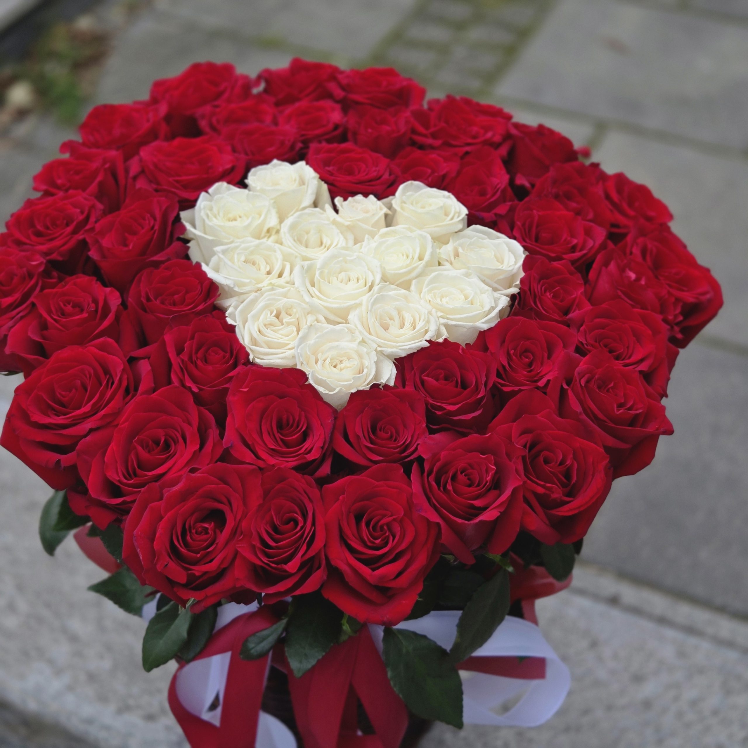 Kosz "Serce Królowej" - czerwone i białe róże PREMIUMPoczta Kwiatowa Warszawa