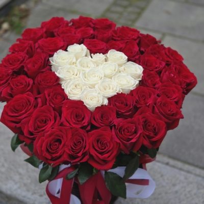 osz czerwonych róż z białym sercem ze świeżych róż – produkt Serce Królowej.Kwiaty Warszawa