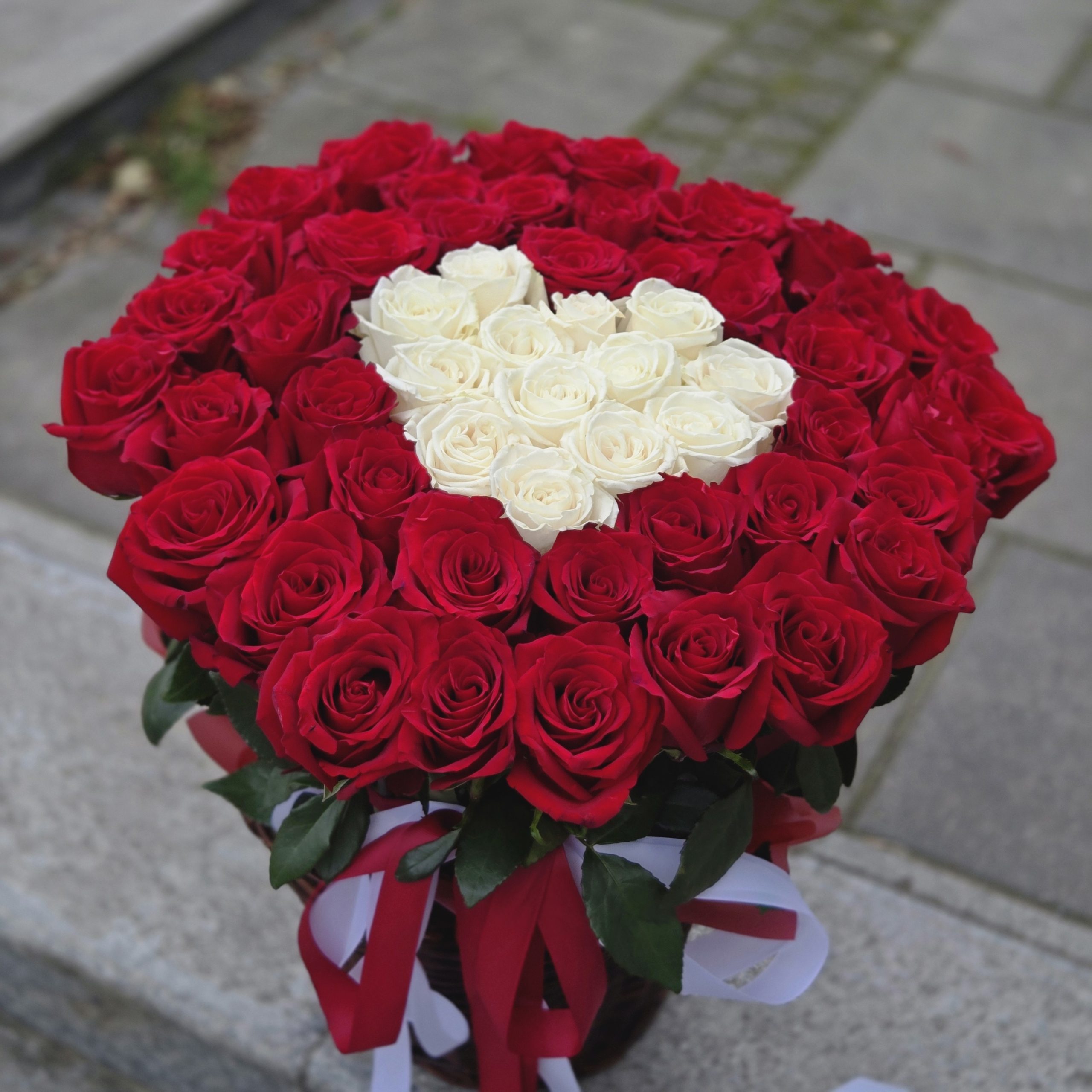 Kosz "Serce Królowej" - czerwone i białe róże PREMIUMPoczta Kwiatowa Warszawa