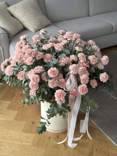 Flower box "Pudrowa Harmonia"- różowe goździki z eukaliptusemKwiaciarnia Kwiatowe Królestwo Warszawa