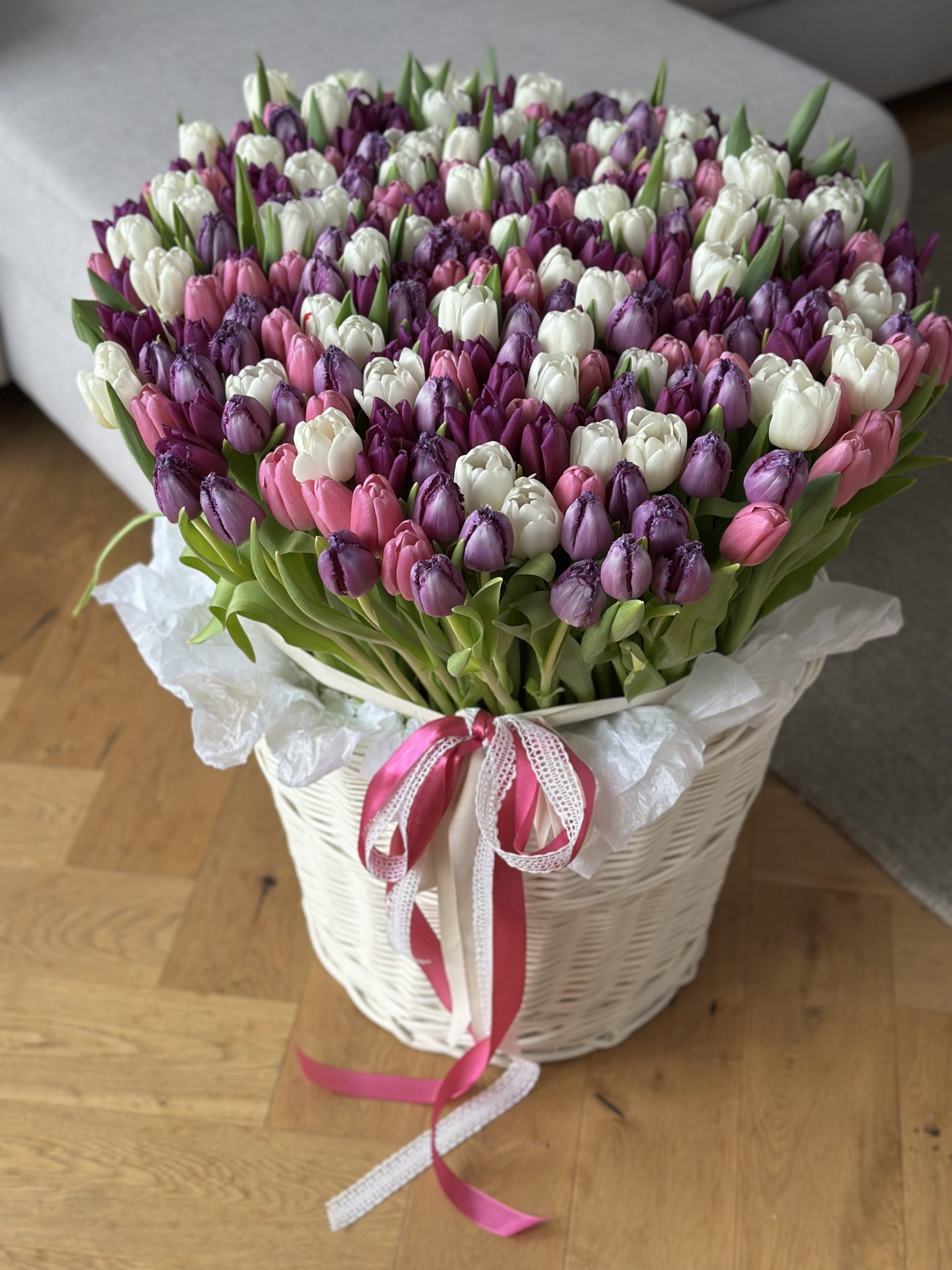 Kolorowe tulipany w koszu w odcieniach bieli, różu i fioletu – elegancka kompozycja wiosennaKwiaciarnia Warszawa