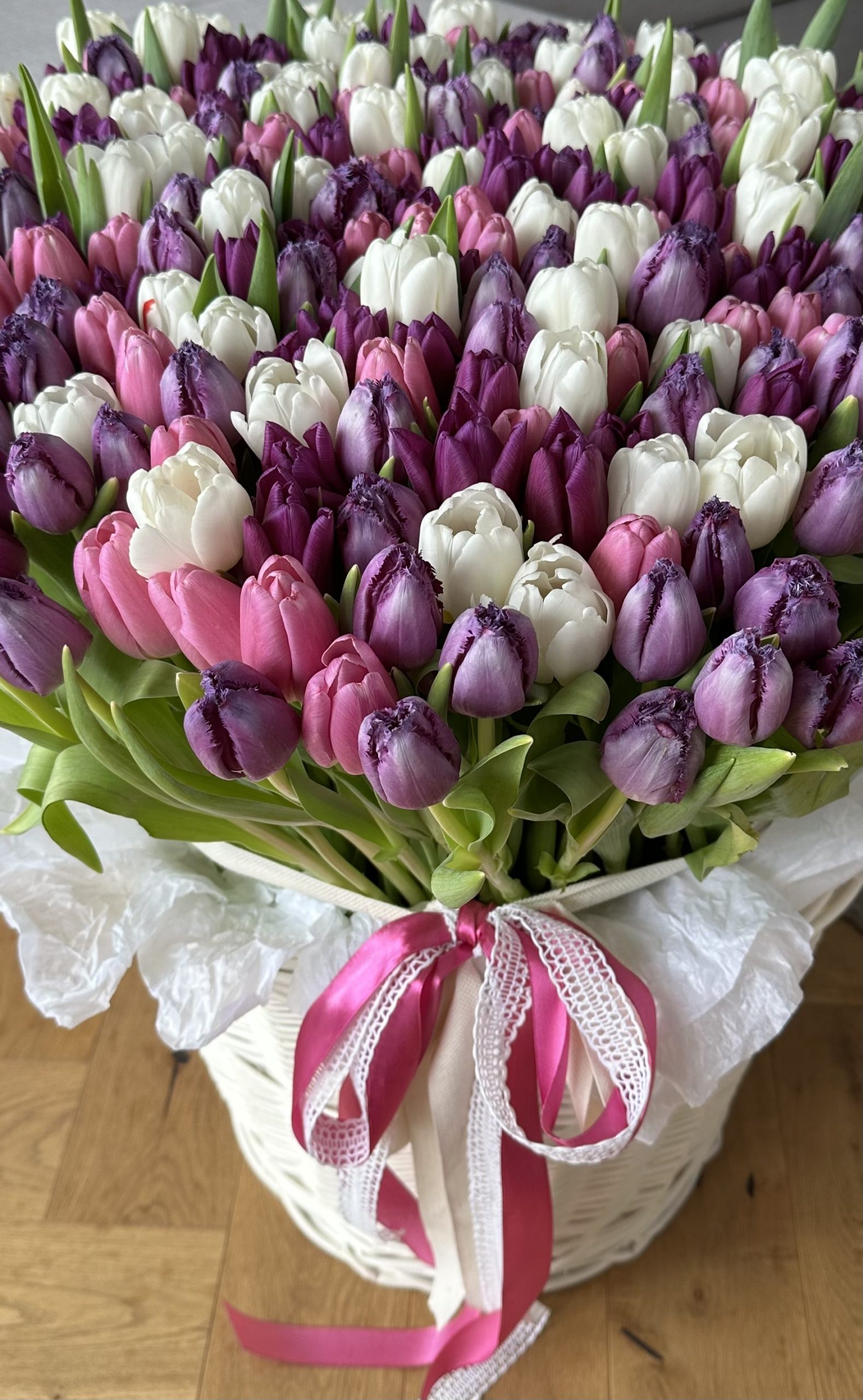 Kosz "Kolorowe Tulipany"Kwiaciarnia Kwiatowe Królestwo Warszawa