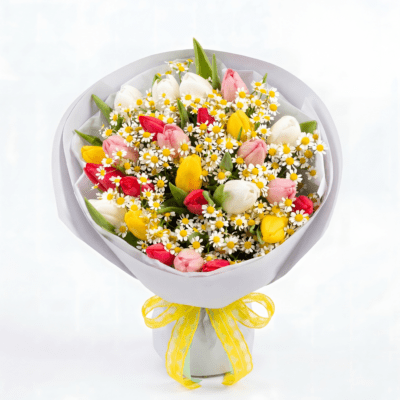 Bukiet "Kolorowa Eksplozja" to połączenie kolorowych tulipanów z rumiankiem.Kwiaciarnia Warszawa