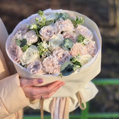 Bukiet Elegancja w Kwiatach z pastelowych róż, eustomy i kremowych goździkówPoczta Kwiatowa Warszawa