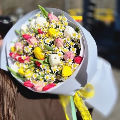 Kolorowa Eksplozja – bukiet tulipanów w czerwieni, żółci i bieli z rumiankiemKwiaciarnia Warszawa