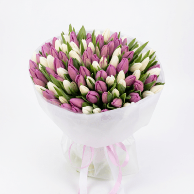 Bukiet biało-fioletowych tulipanów w papierzePoczta Kwiatowa Warszawa