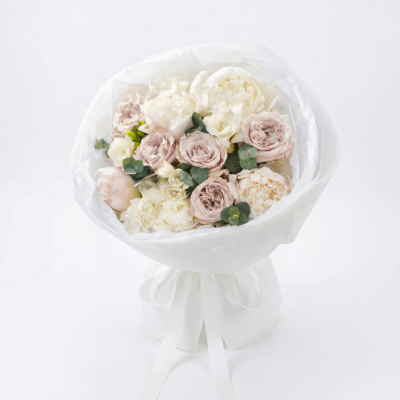 Bukiet "Bright Love" to elegancka propozycja z białych peonii, róż z eukaliptusem owinięty w papier.Poczta Kwiatowa Warszawa
