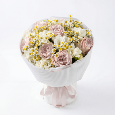 Bukiet "Honey" to połączenie białej frezji z pastelowymi różami i rumiankiem.Kwiaciarnia Warszawa